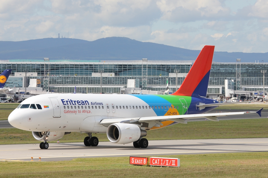 Самолет в аэропорту Асмэры Самолет в аэропорту Асмэры