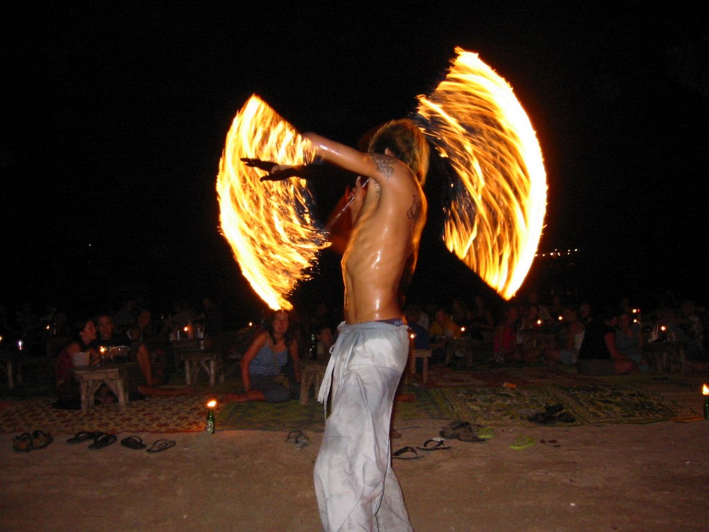 Огненное шоу в Сен-Дени Огненное шоу в Сен-Дени