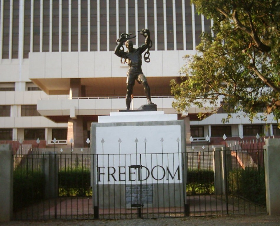 Монумент в центре Лусаки, посвященный борцам за свободу