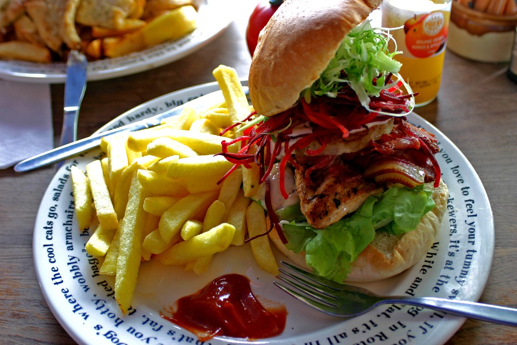 Бургер с картофелем "фри" Бургер с картофелем "фри"