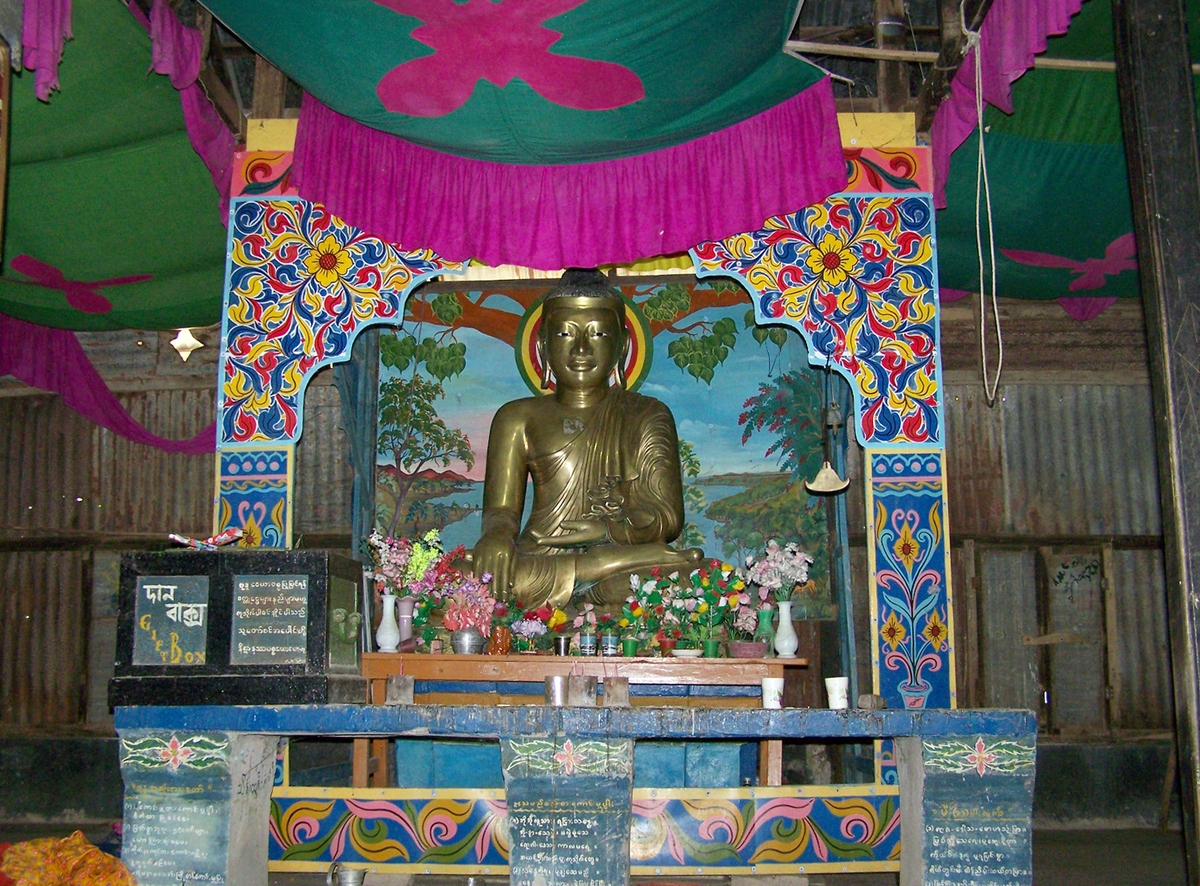 Статуя Будды в храме в Бангладеш