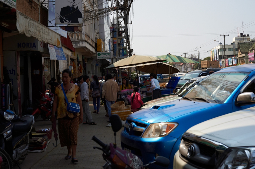 Торговая улица в Лаосе