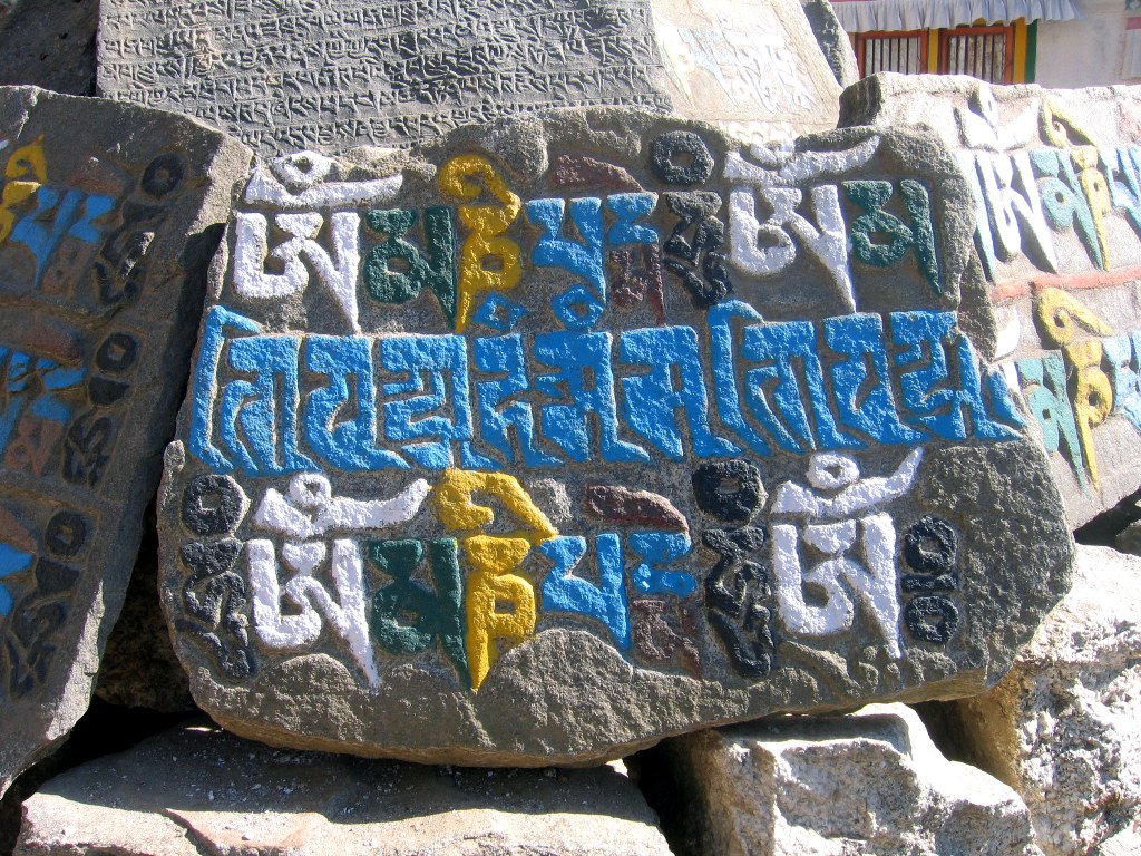Расписные камни в Непале