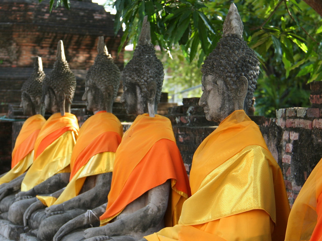 скульптуры около храма скульптуры около храма