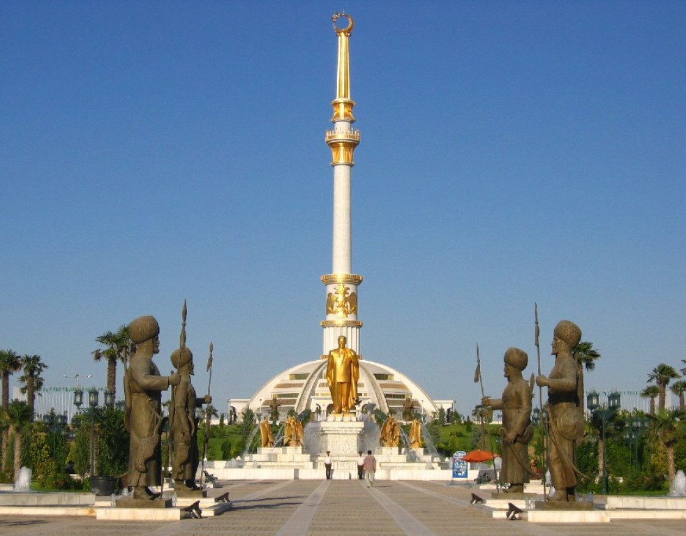 Монумент Независимости Туркменистана в Ашхабаде