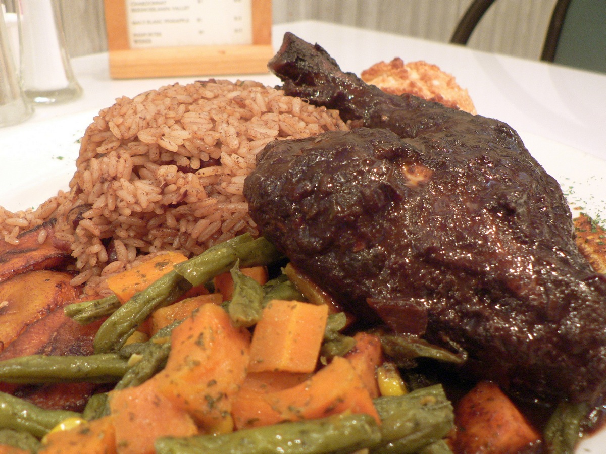 Жареный цыпленок с овощным гарниром, кухня Карибских островов