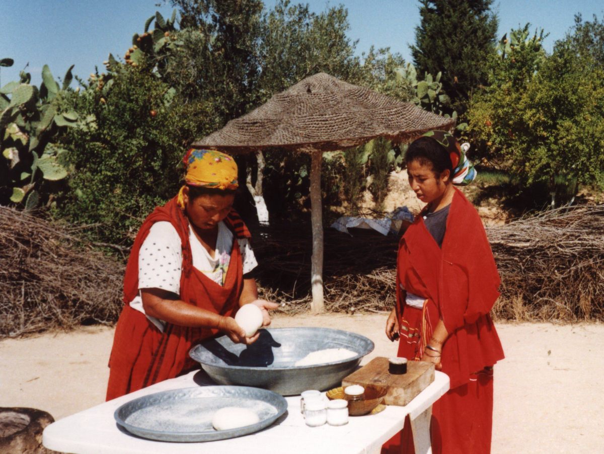 Женщины в Тунисе готовят традиционную выпечку