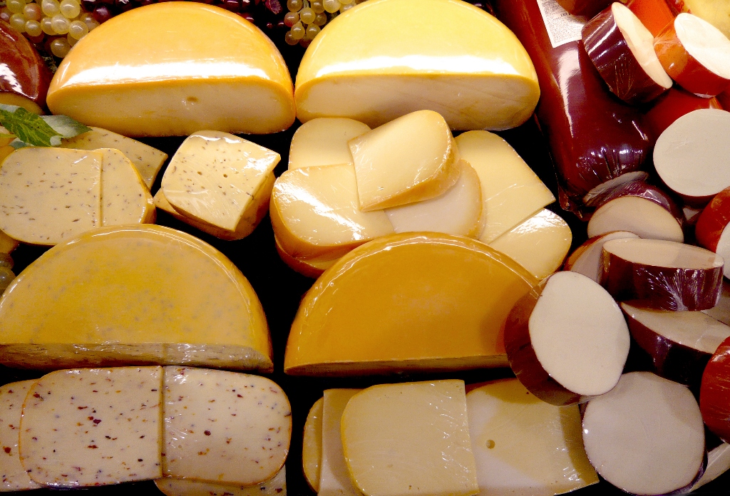 Разные сорта сыров