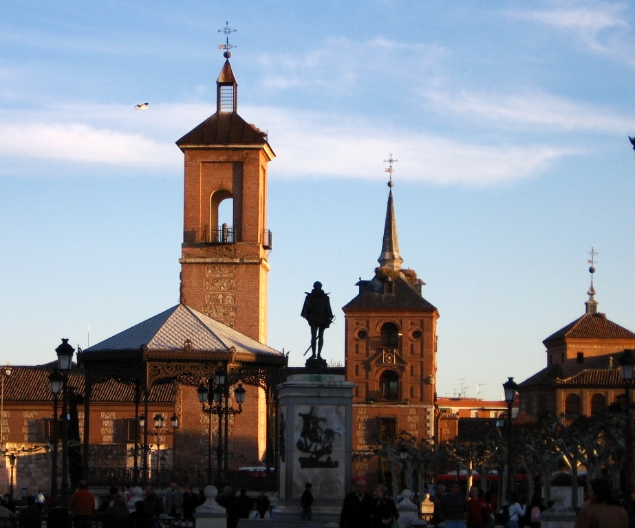 Площадь Сервантеса в центре Алькала-де-Энарес