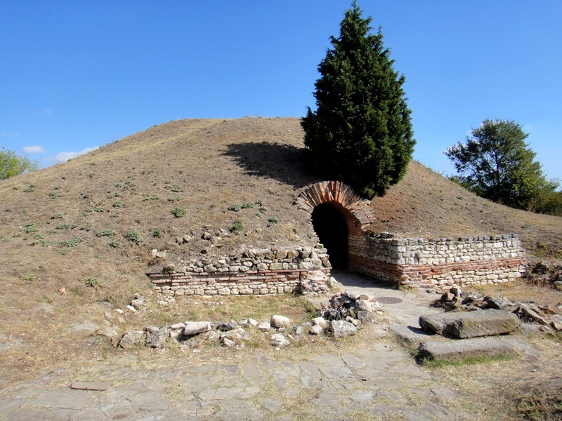 Античная купольная гробница II - III век н.э. в Поморие