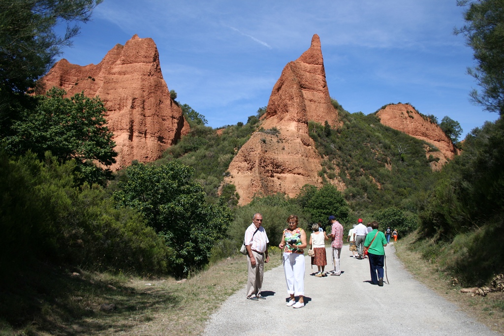 Туристы на пути в Лас-Медулас Туристы на пути в Лас-Медулас