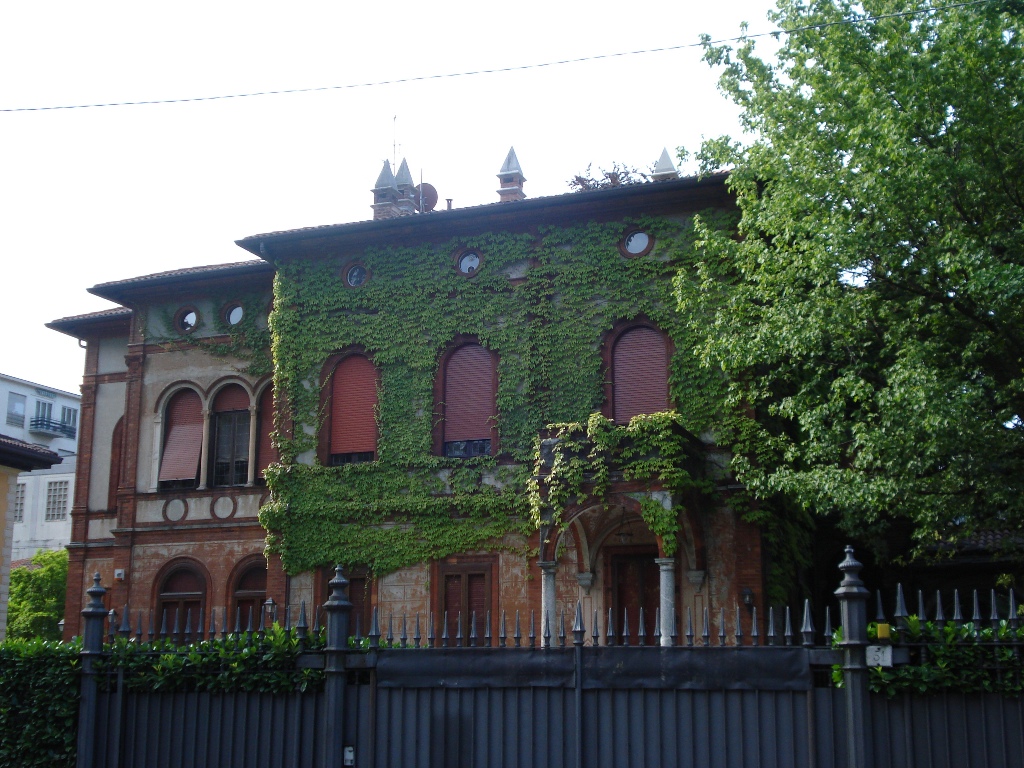 Здание в Милане
