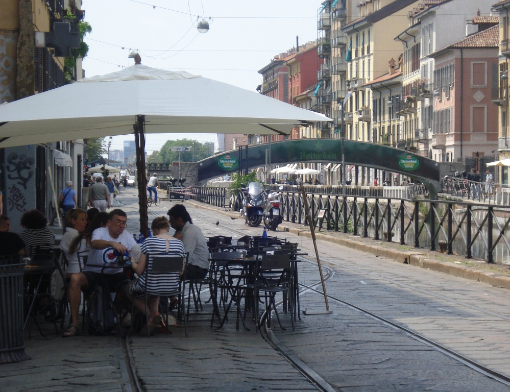 Кафе в Милане на трамвайных путях