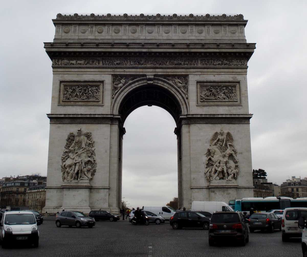 Триумфальная арка, Париж. Самый лучший кадр можно сделать исключительно с проезжей части.