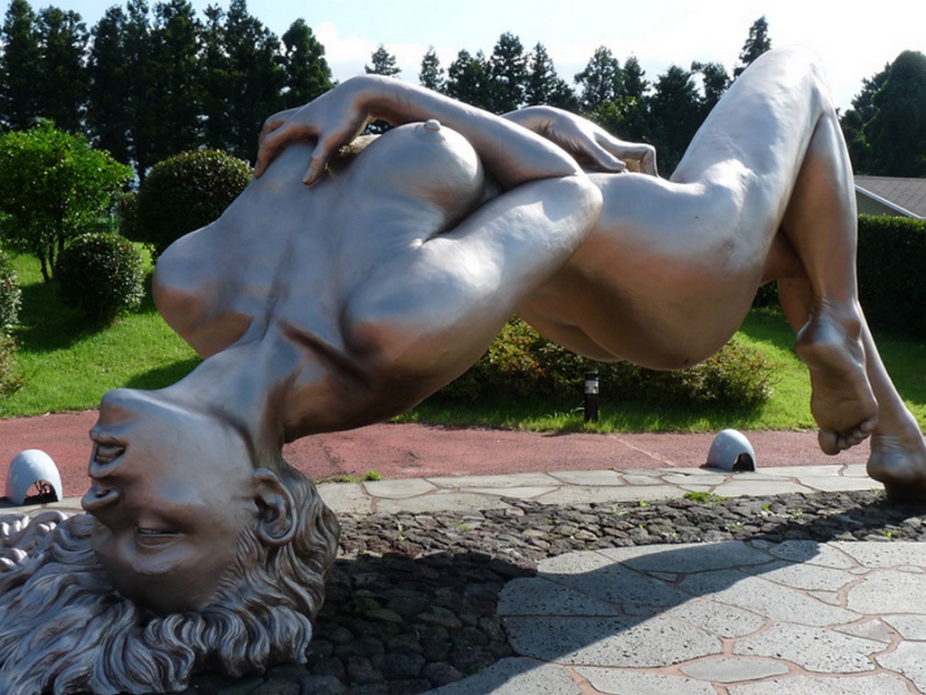 Скульптура обнаженной женщины на пике удовольствия 