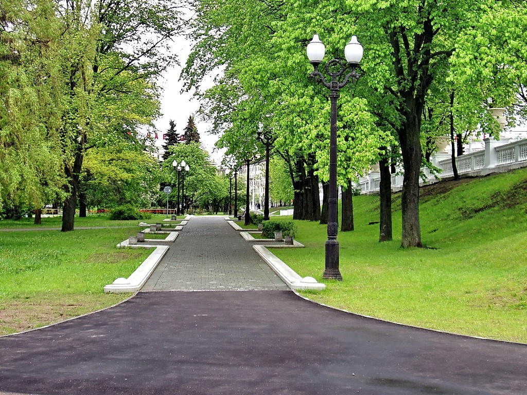 Парк возле Оперного театра Парк возле Оперного театра