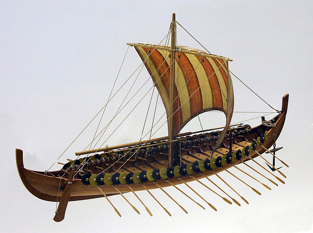 Сувенирная модель корабля викингов