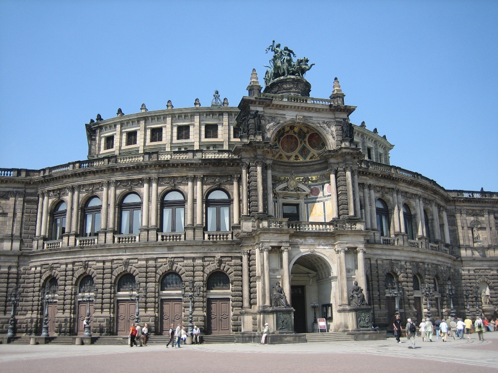 Здание Оперы Земпера в Дрездене