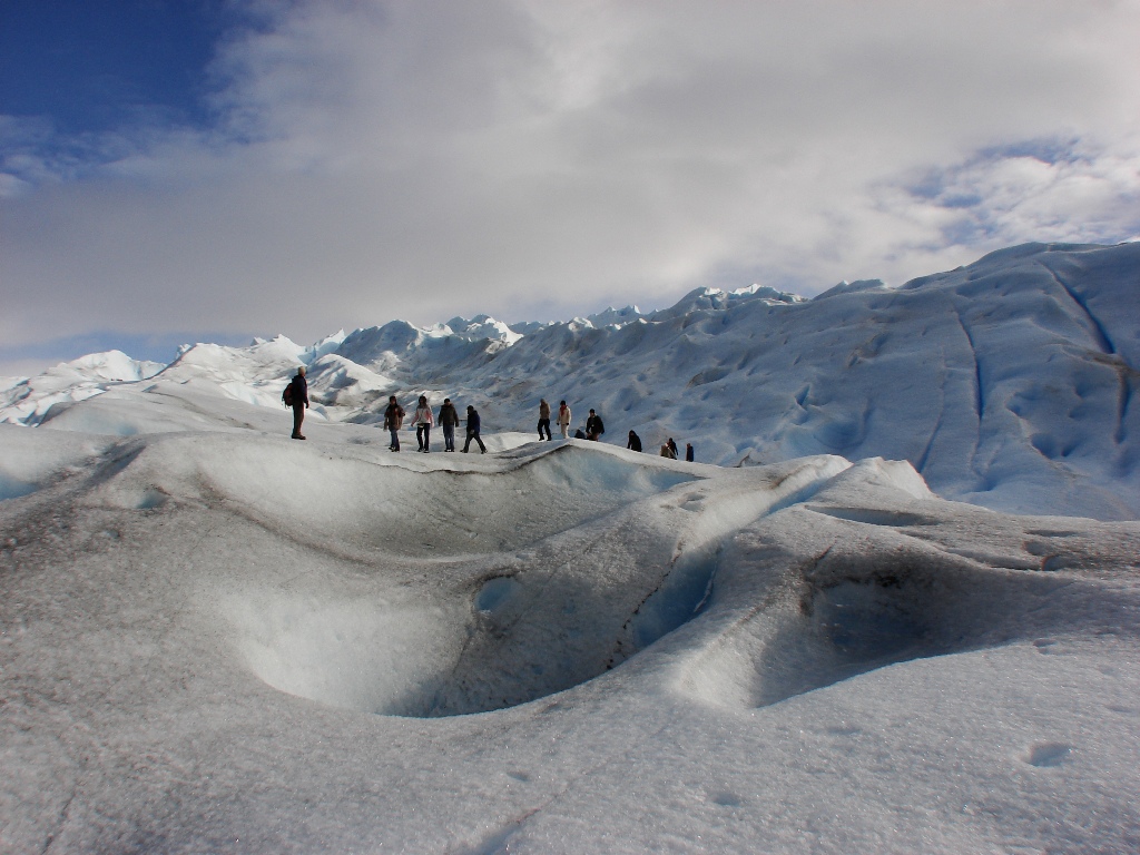 Туристы на ледниках в Хабнарфьордюра