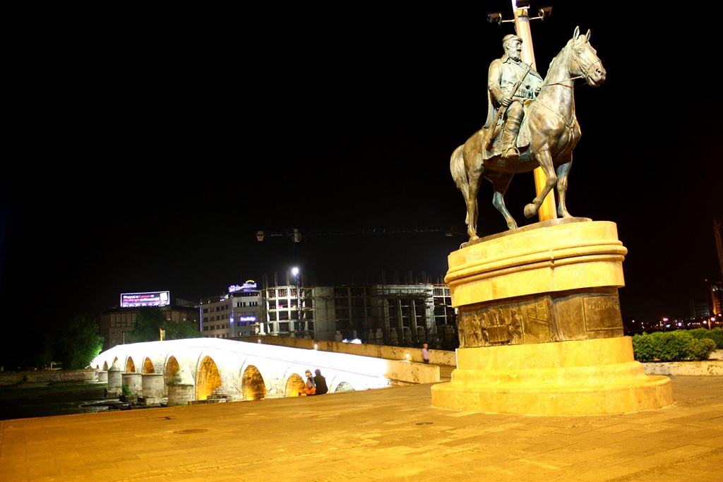 Памятник возле Каменного моста. Скопье Памятник возле Каменного моста. Скопье
