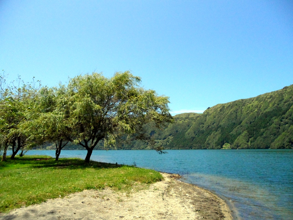 Озеро на Азорских островах Озеро на Азорских островах