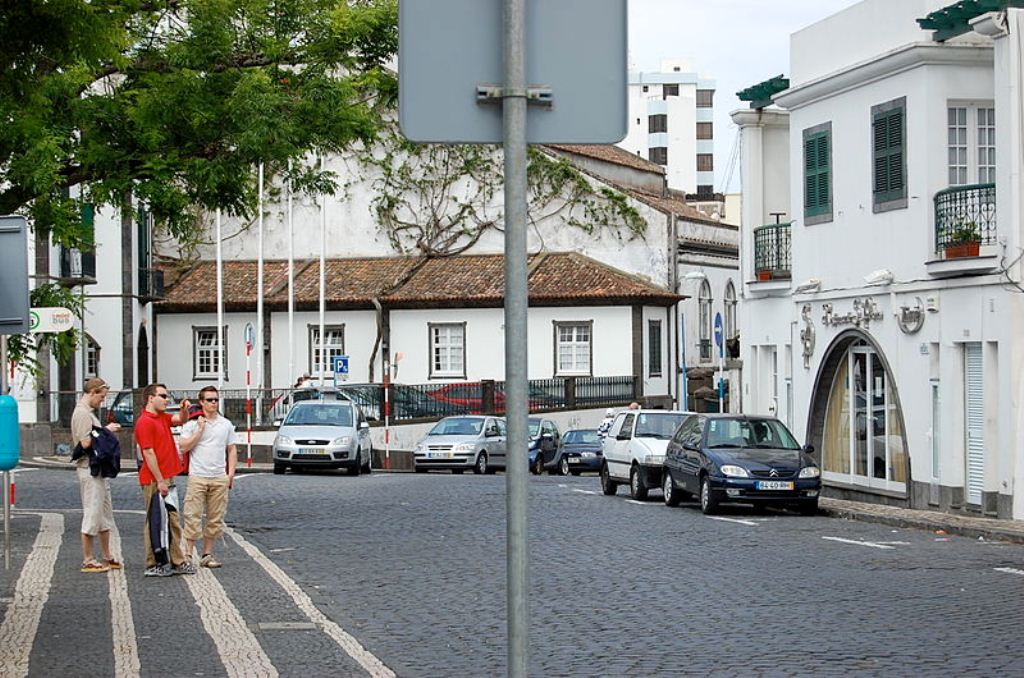 Туристы в Понта-Делгада Туристы в Понта-Делгада