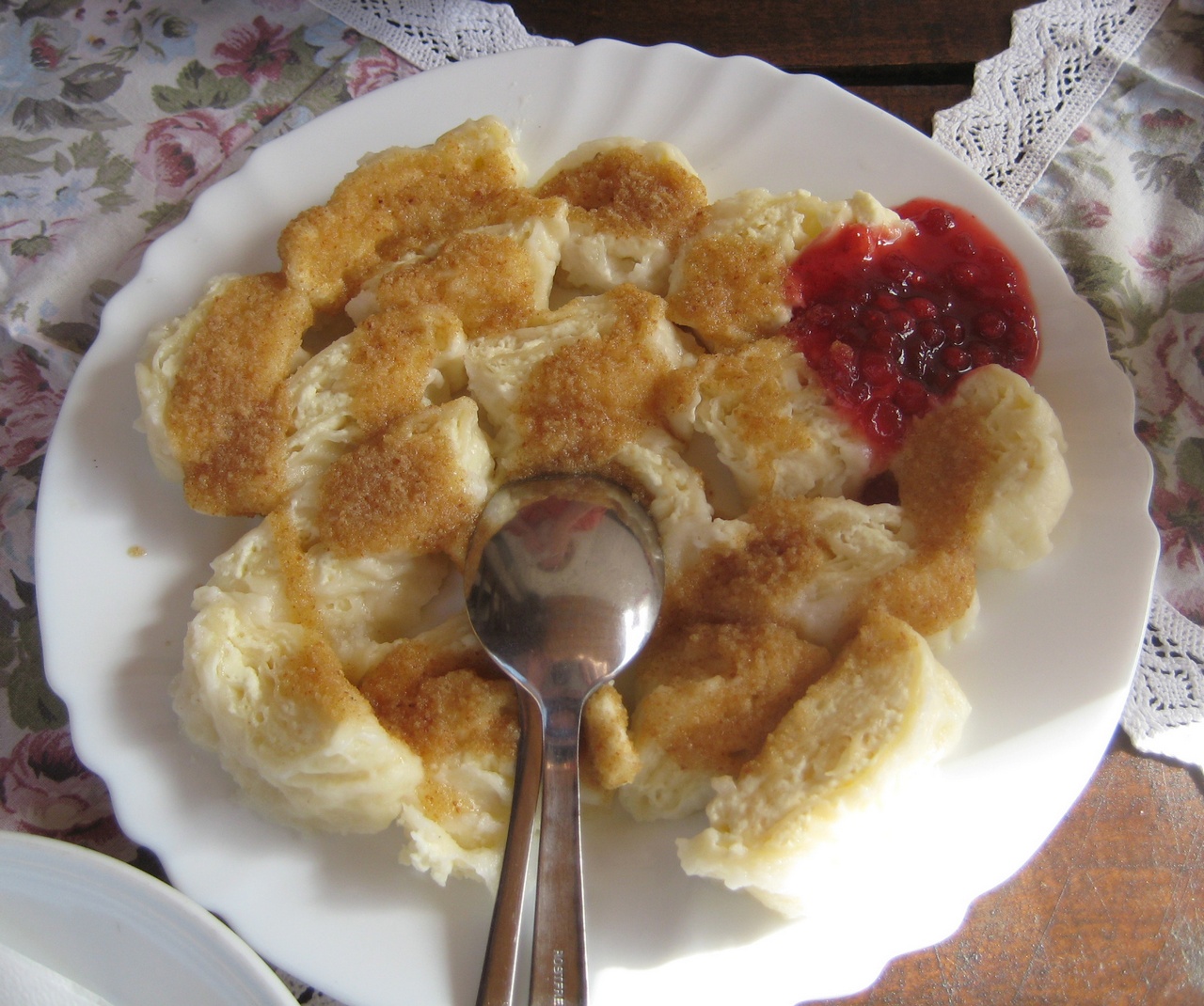 местное блюдо с земляничным вареньем местное блюдо с земляничным вареньем