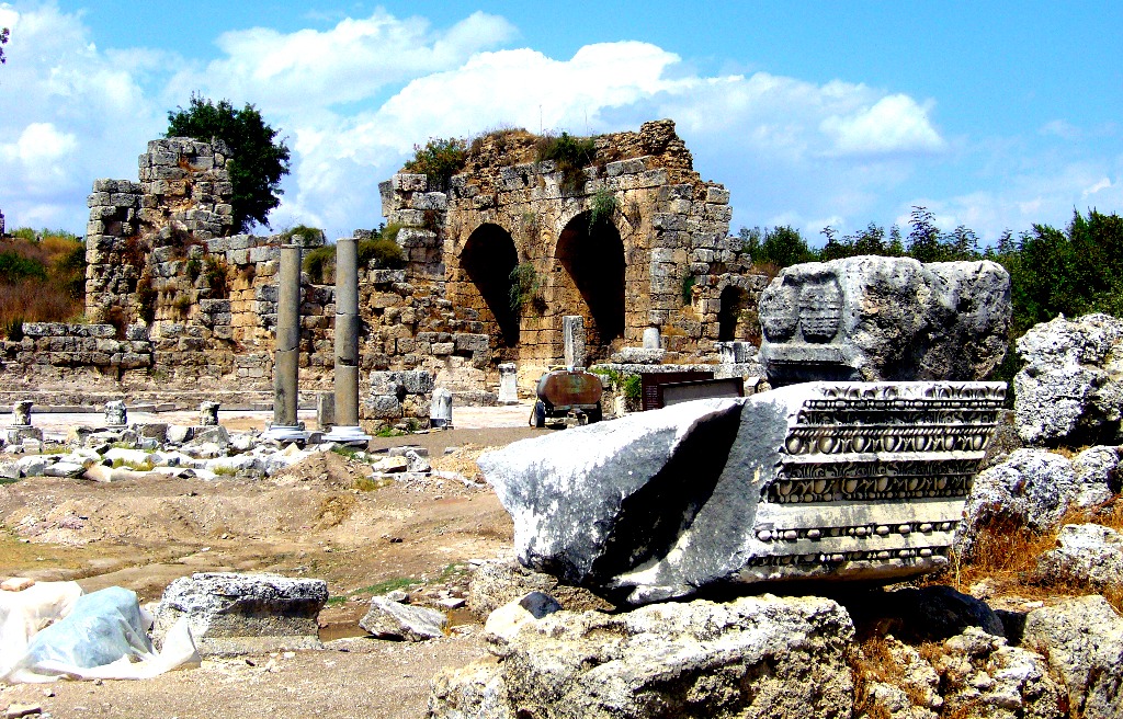разрушенные Римские постройки
