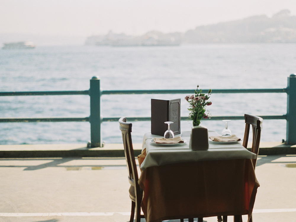 завтрак на берегу моря завтрак на берегу моря