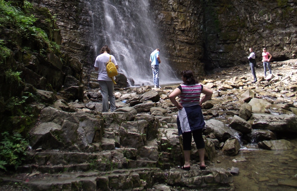 Туристы возле Манявского водопада в Яремче