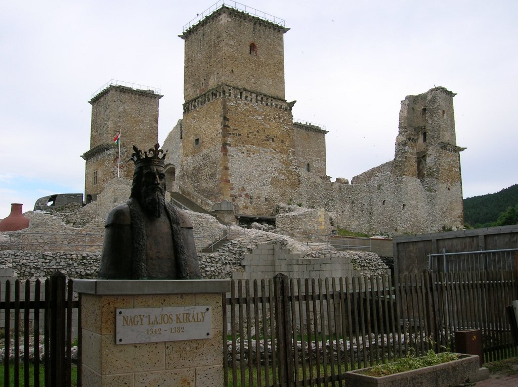 Крепость Дьёшдьёр и памятник королю Лайошу в  Мишкольце