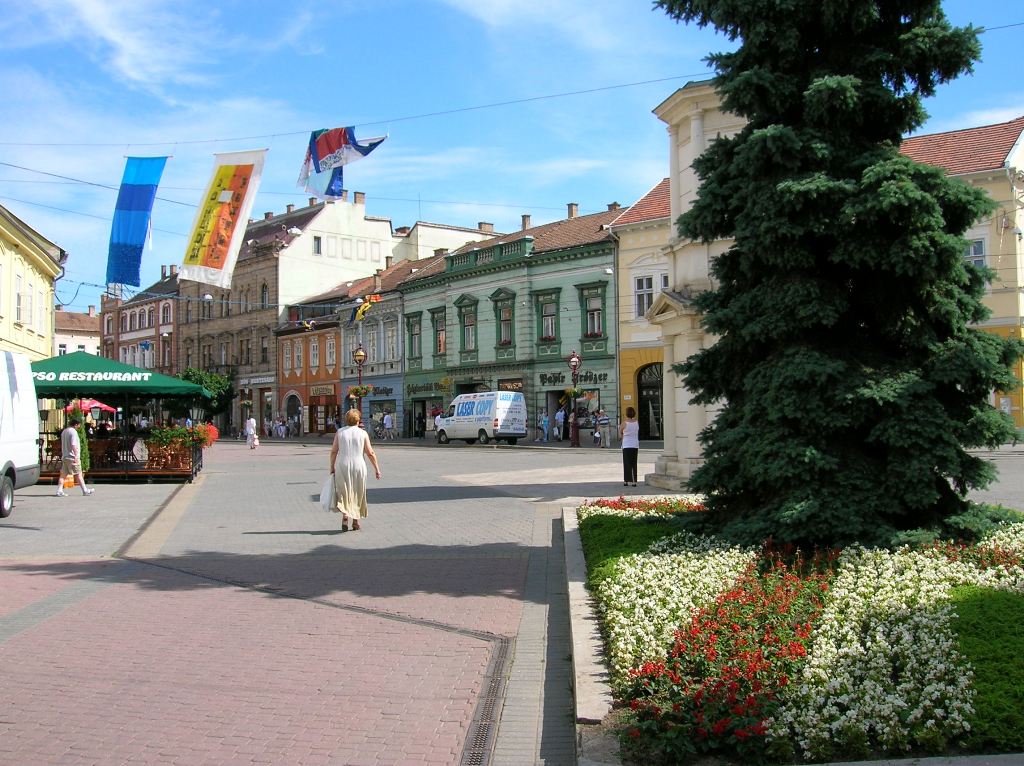 Улица с ресторанами в Мишкольце
