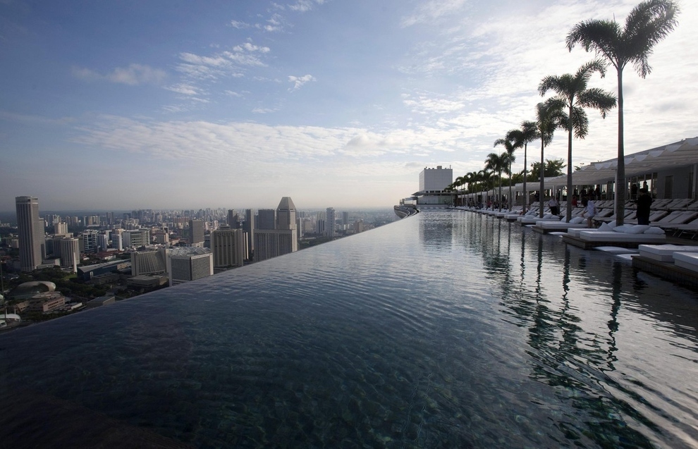 Бассейн в Сингапуре на крыше отеля Marina Bay Sands