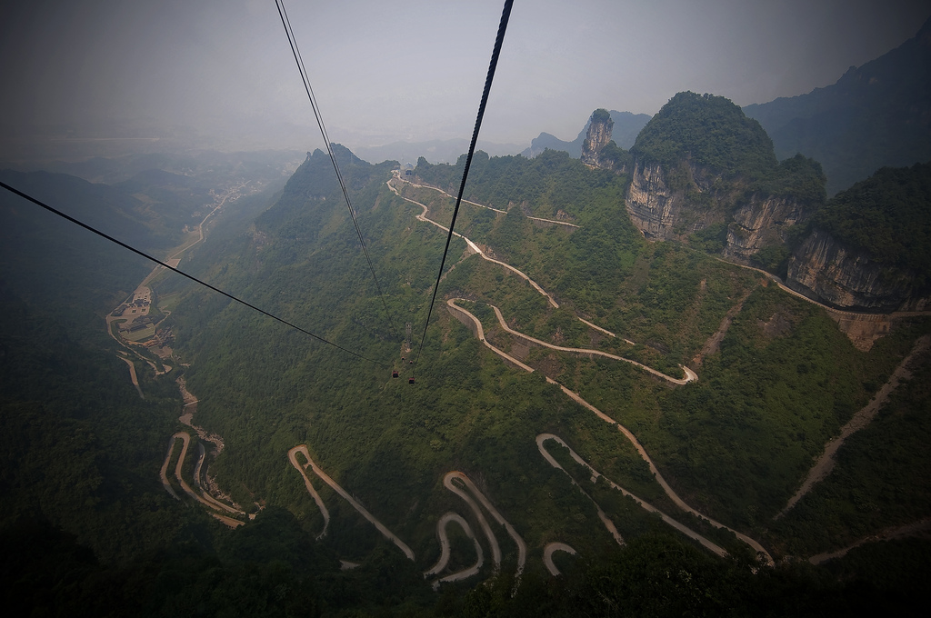 Tianmen Mountain Road, в провинции Хунань, Китай Tianmen Mountain Road, в провинции Хунань, Китай