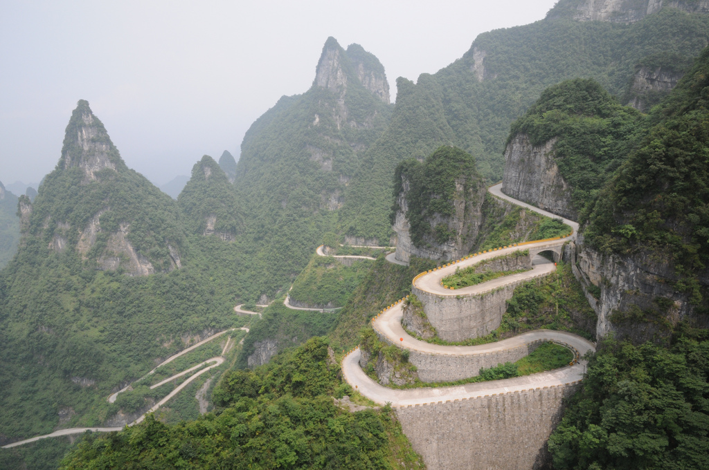 Tianmen Mountain Road, в провинции Хунань, Китай Tianmen Mountain Road, в провинции Хунань, Китай