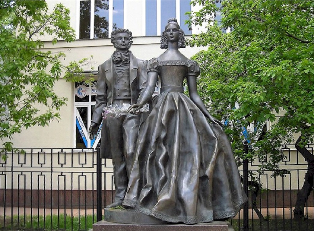 Пушкин и Гончарова на Арбате