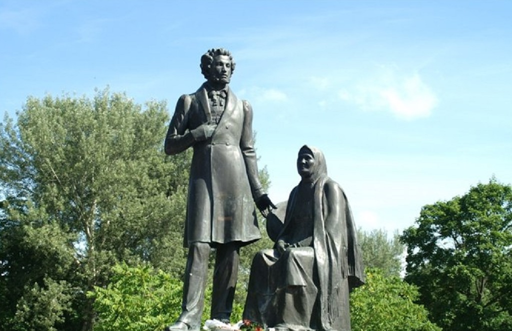 Пушкин и Арина Родионовна в Пскове