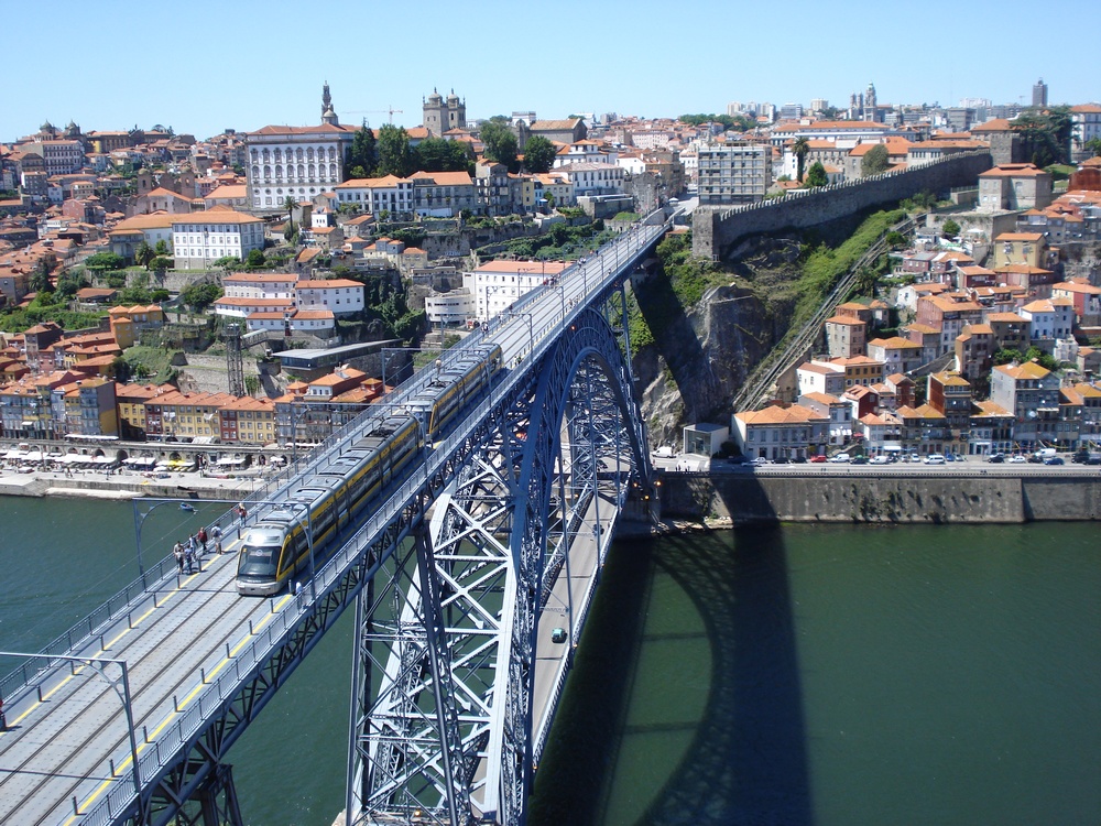 Современное наземное метро доставит вас в аэропорт Порту