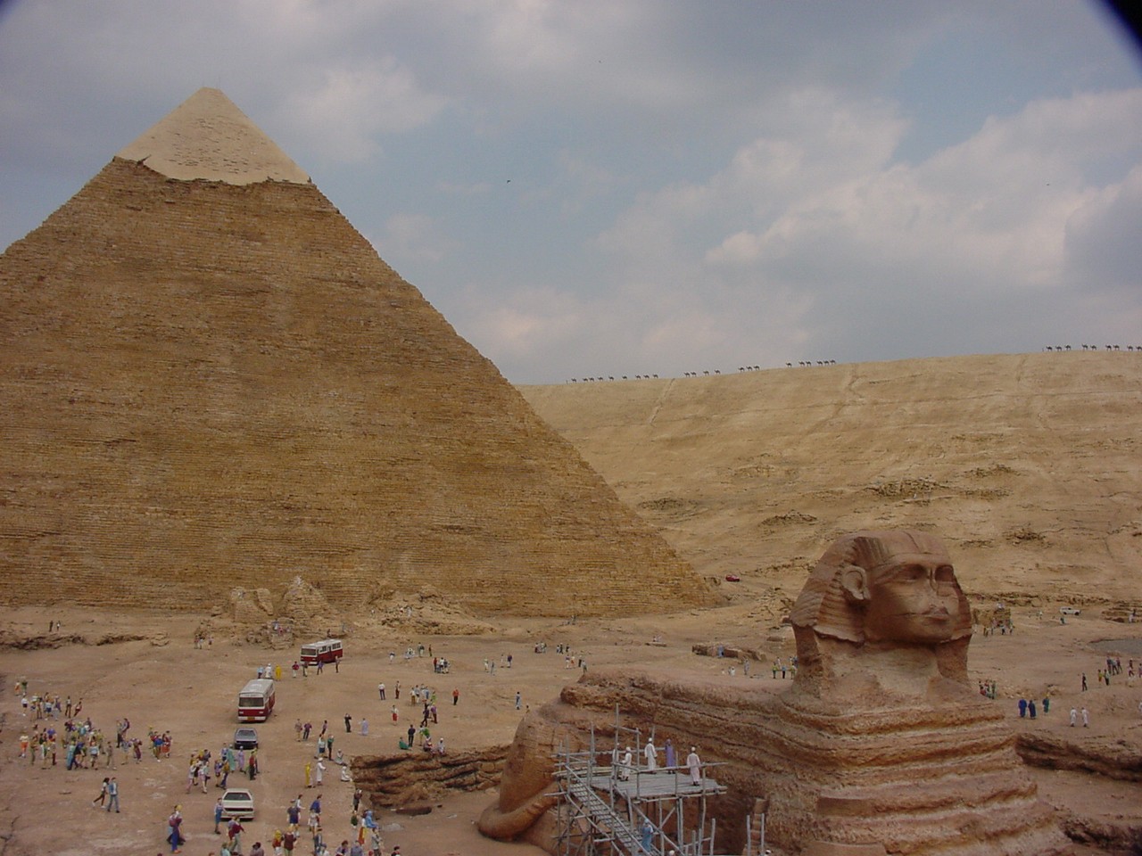 Большой Сфинкс и пирамида в Египте