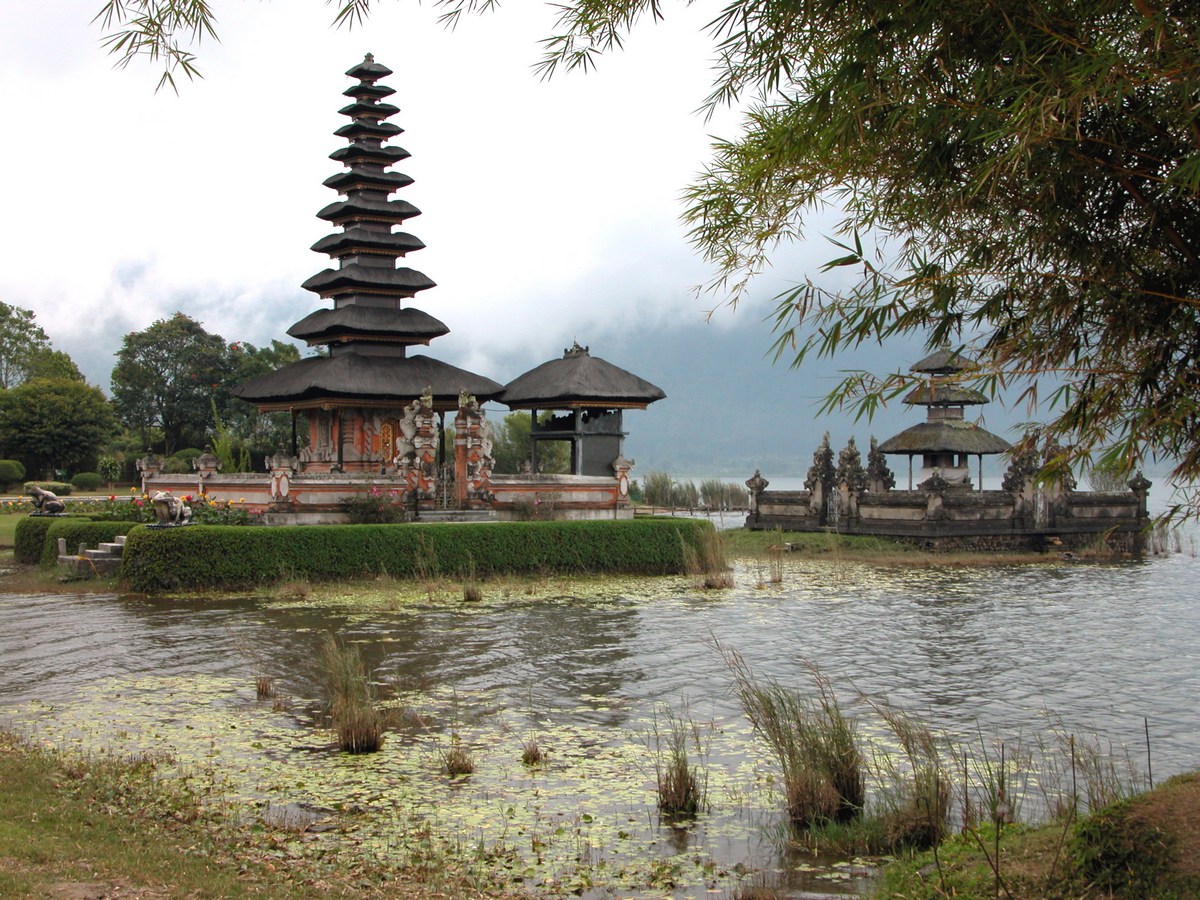 Развалины храма в Индонезии