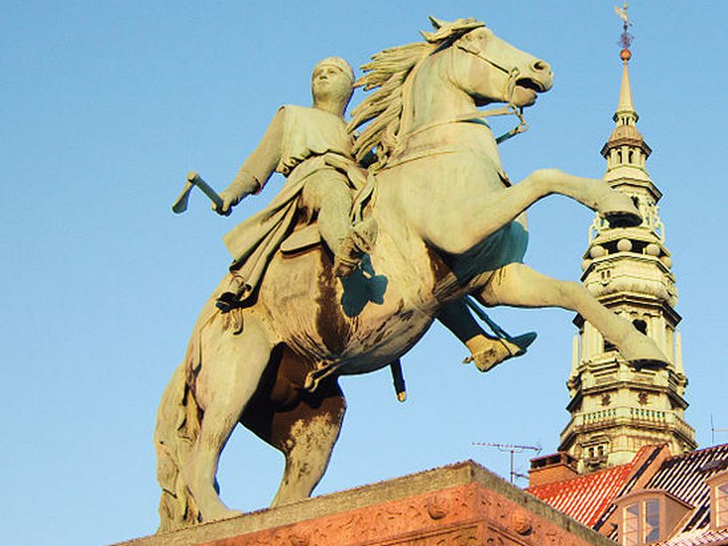 Конная статуя епископа Абсалона Конная статуя епископа Абсалона