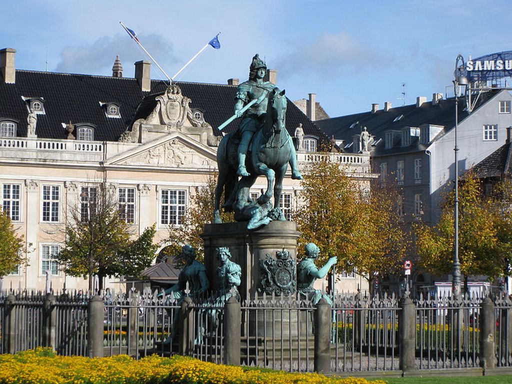 Памятник королю Кристиану V Памятник королю Кристиану V