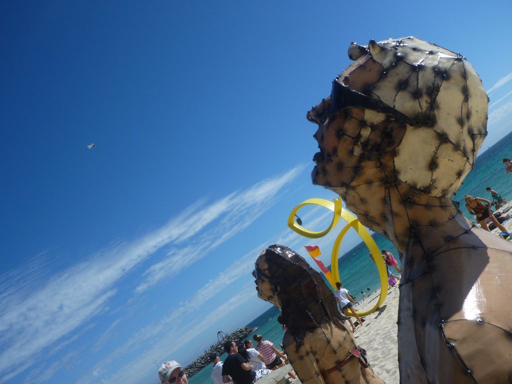 Скульптура людей на пляже в Сиднее