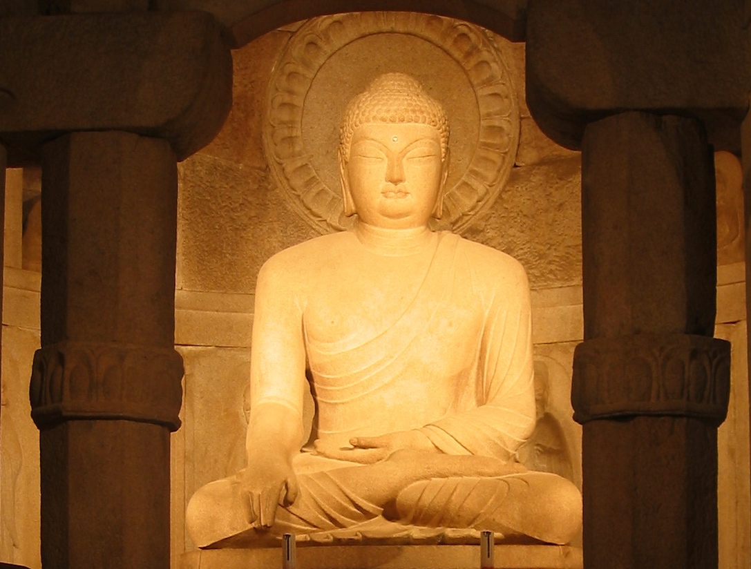 Статуя Будды в рукотворном пещерном храме Соккурам в Южной Корее