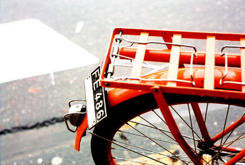 Красный велосипед для туристов в Голландии