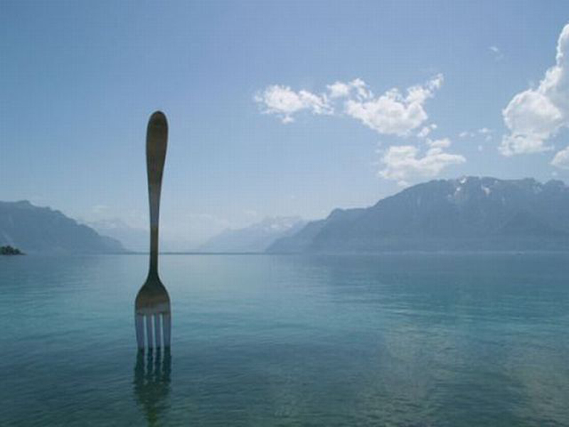 Памятник еде в Женевском озере