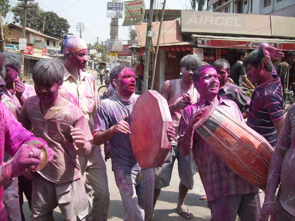 Парни на празднике Холи в Индии