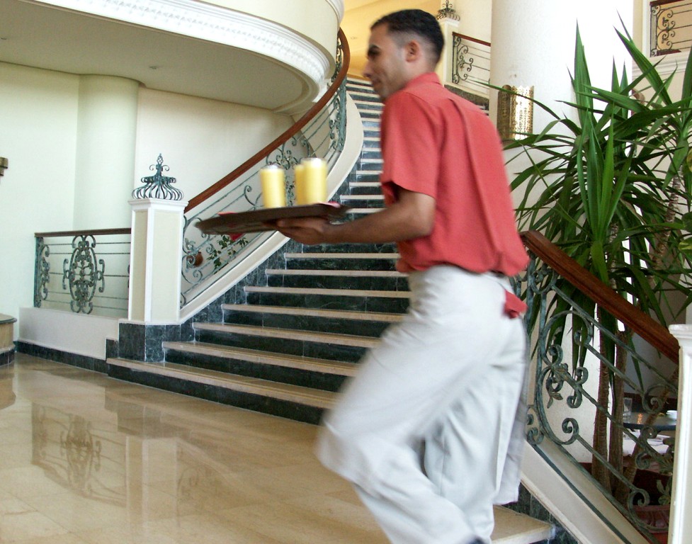 Официант в отеле Гренвилла Официант в отеле Гренвилла