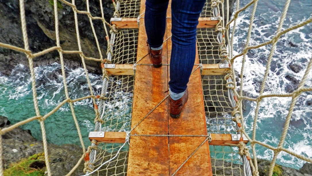 Мост Carrick-a-Rede, Северная Ирландия 15-samyh-zhutkih-mostov-13.jpg