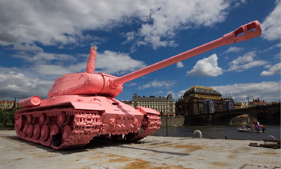 Розовый танк 15-samyh-udivitelnyh-art-obektov-2.jpg